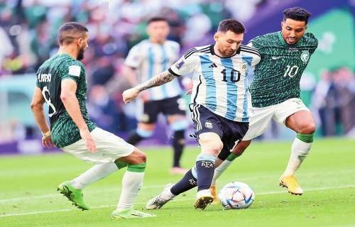 全国残特奥会——苏炳添为田径男子跳远T13级获奖选手颁奖